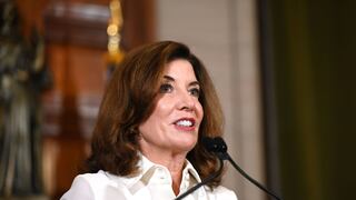 Nueva gobernadora de Nueva York revisará las políticas sobre el acoso sexual