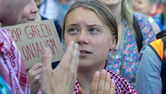 La activista climática sueca Greta Thunberg asiste a una manifestación del movimiento ambientalista Ekokapina, Extinction Rebellion Finland, frente al edificio del parlamento finlandés en Helsinki, Finlandia, el 25 de junio de 2024 | Foto: EFE/EPA/MAURI RATILAINEN