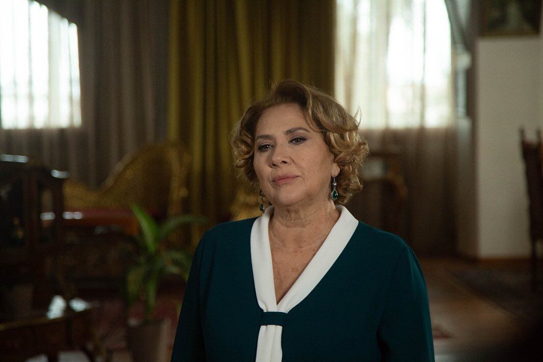 Hülya Darcan con su personaje Lütfiye en "Tierra amarga" (Foto: Hülya Korel/Facebook)