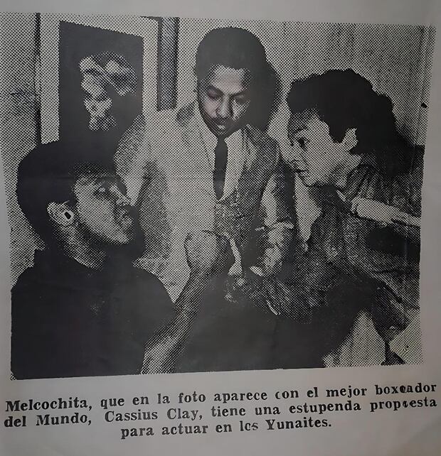 Foto de la extinta revista Oiga donde se aprecia a Melcochita junto a Muhammad Ali, quien hace poses para las fotos. (Fuente: BNP)