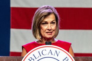 Gobernadora de Iowa firma ley para arrestar a inmigrantes previamente deportados de EE.UU.