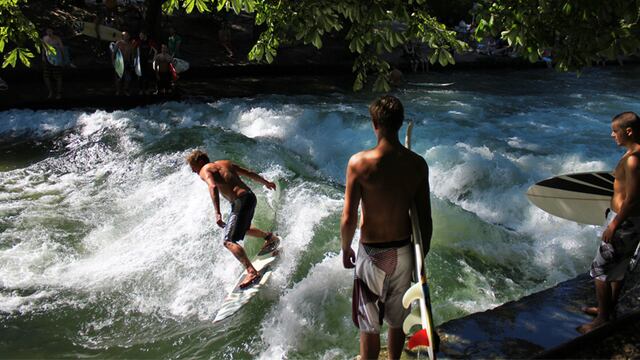 Surfistas llegan a Munich para correr olas en un río artificial