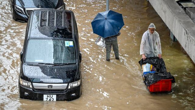 Hong Kong sufre graves inundaciones por temporal sin precedentes en 140 años