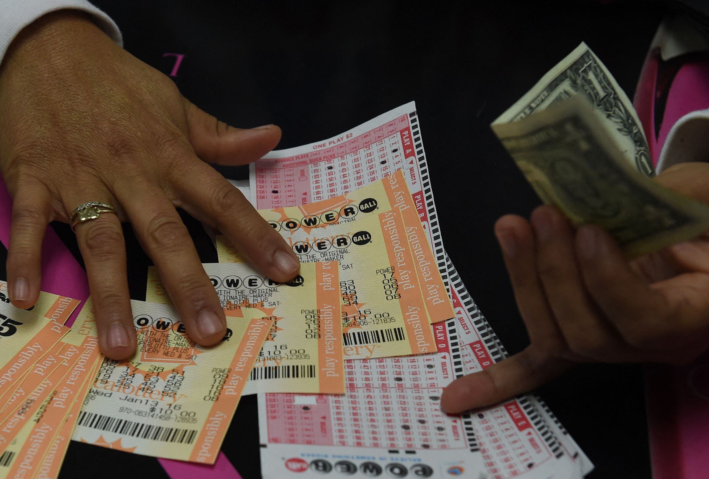 Conoce aquí en qué local en Carolina del Norte se vendió el boleto de Powerball ganador de $100 mil. (Foto: Mark Ralston / AFP)