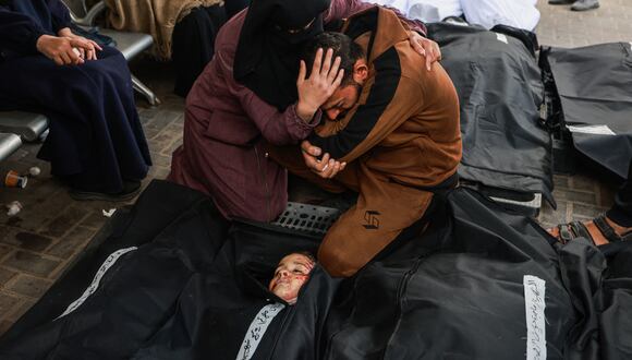 Los palestinos lloran ante los cuerpos de familiares que murieron en ataques aéreos israelíes durante la noche en el campo de refugiados de Rafah en el sur de la Franja de Gaza, en el hospital Najjar de Rafah el 27 de febrero de 2024, mientras las batallas entre Israel y el militante palestino el grupo Hamás continúa. (Foto de MOHAMMED ABED / AFP)