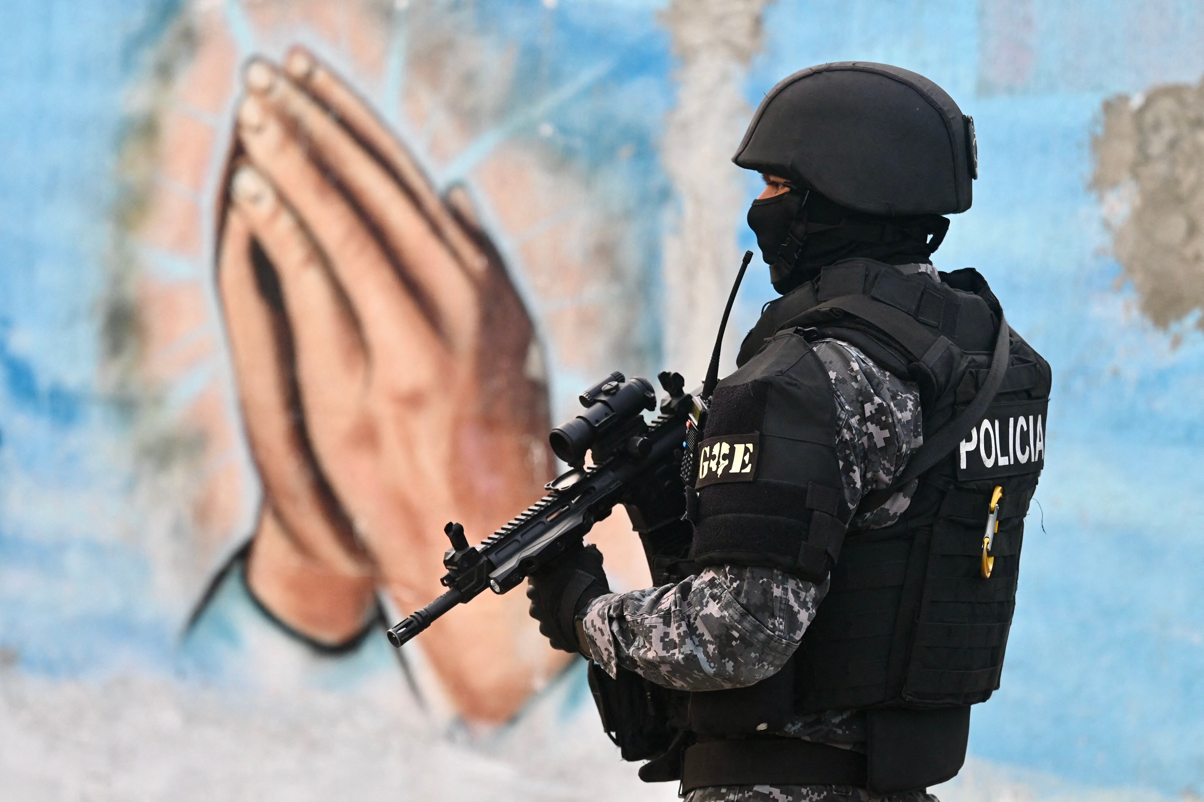 Un policía monta guardia durante un operativo. (Foto de Marcos PIN / AFP / ARCHIVO).