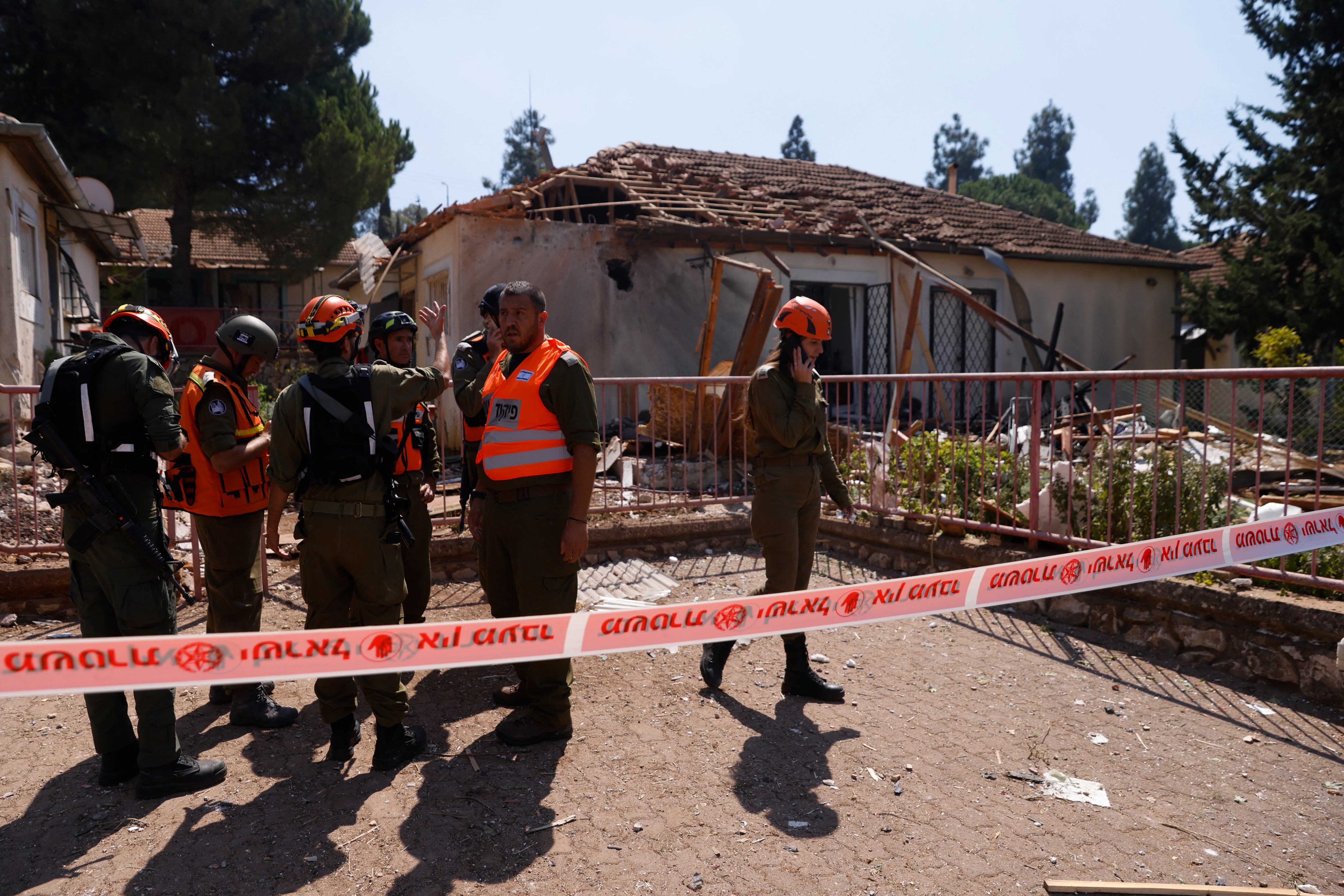 Los servicios de emergencia israelíes llegan al lugar del ataque con cohetes, lanzado desde el Líbano, en la ciudad de Safed, en el norte de Israel, cerca de la frontera con el Líbano, el 25 de septiembre de 2024. (Foto de Jalaa MAREY / AFP)
