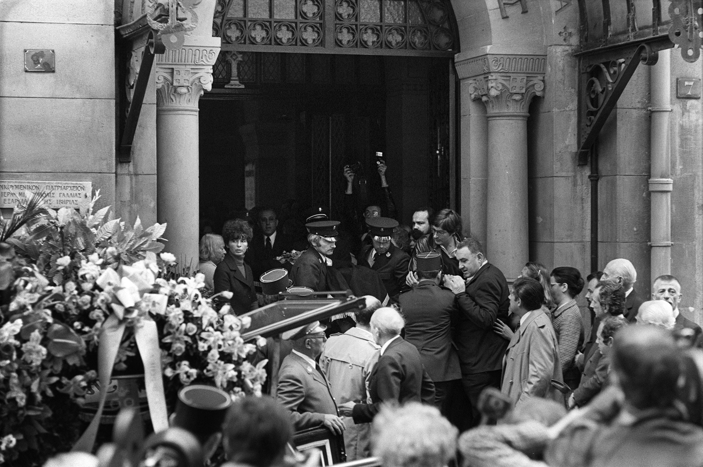 El ataúd de la cantante de ópera griega María Callas es llevado a la iglesia ortodoxa, rue Georges Bizet en París, el 20 de septiembre de 1977.(Foto: AFP)
