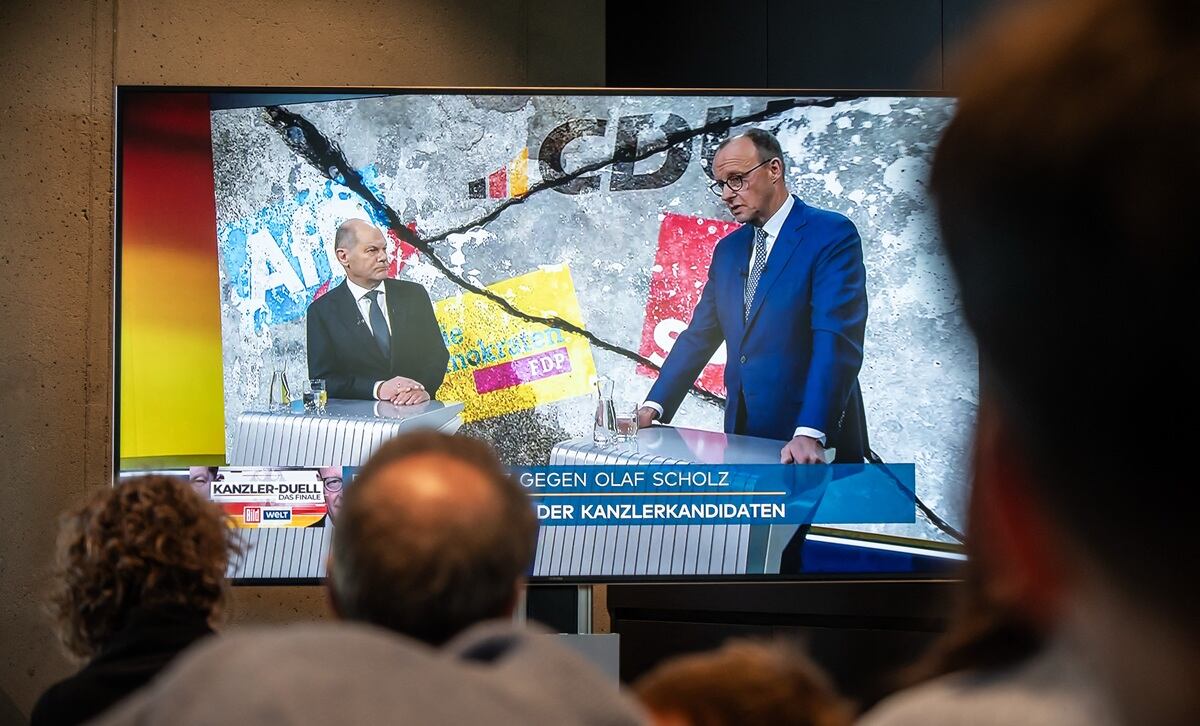 Miembros de medios observan un debate entre Olaf Scholz (SPD) y su rival conservador Friedrich Merz (CDU) en WELT, Berlín, el 19 de febrero de 2025. (Foto de Michael Kappeler / AFP)