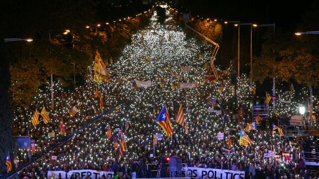 Las impresionantes fotos de Barcelona iluminada por sus líderes encarcelados