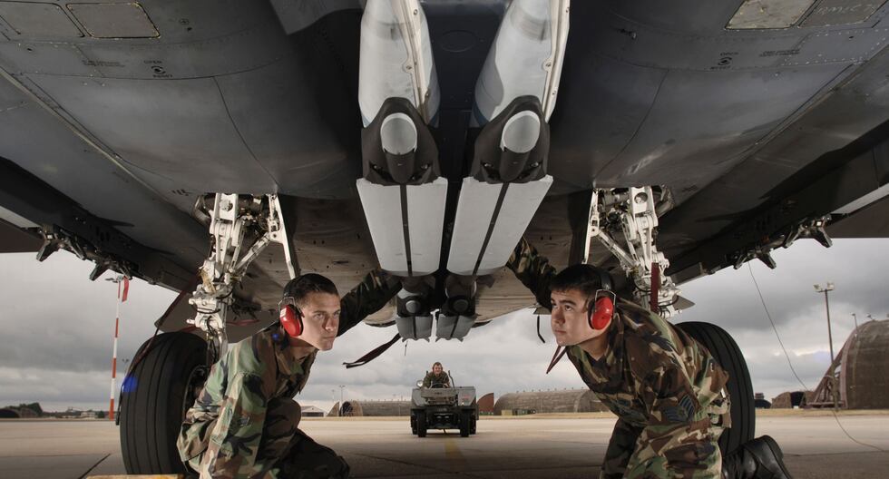 El aerotécnico de Primera Clase Matt Aggers y el sargento Randy Broome verifican las bombas GBU-39 cargadas en un F-15E Strike Eagle en la Royal Air Force. (Foto de la Fuerza Aérea de EE.UU./Sargento Primero. Lance Cheung, Dominio Público).