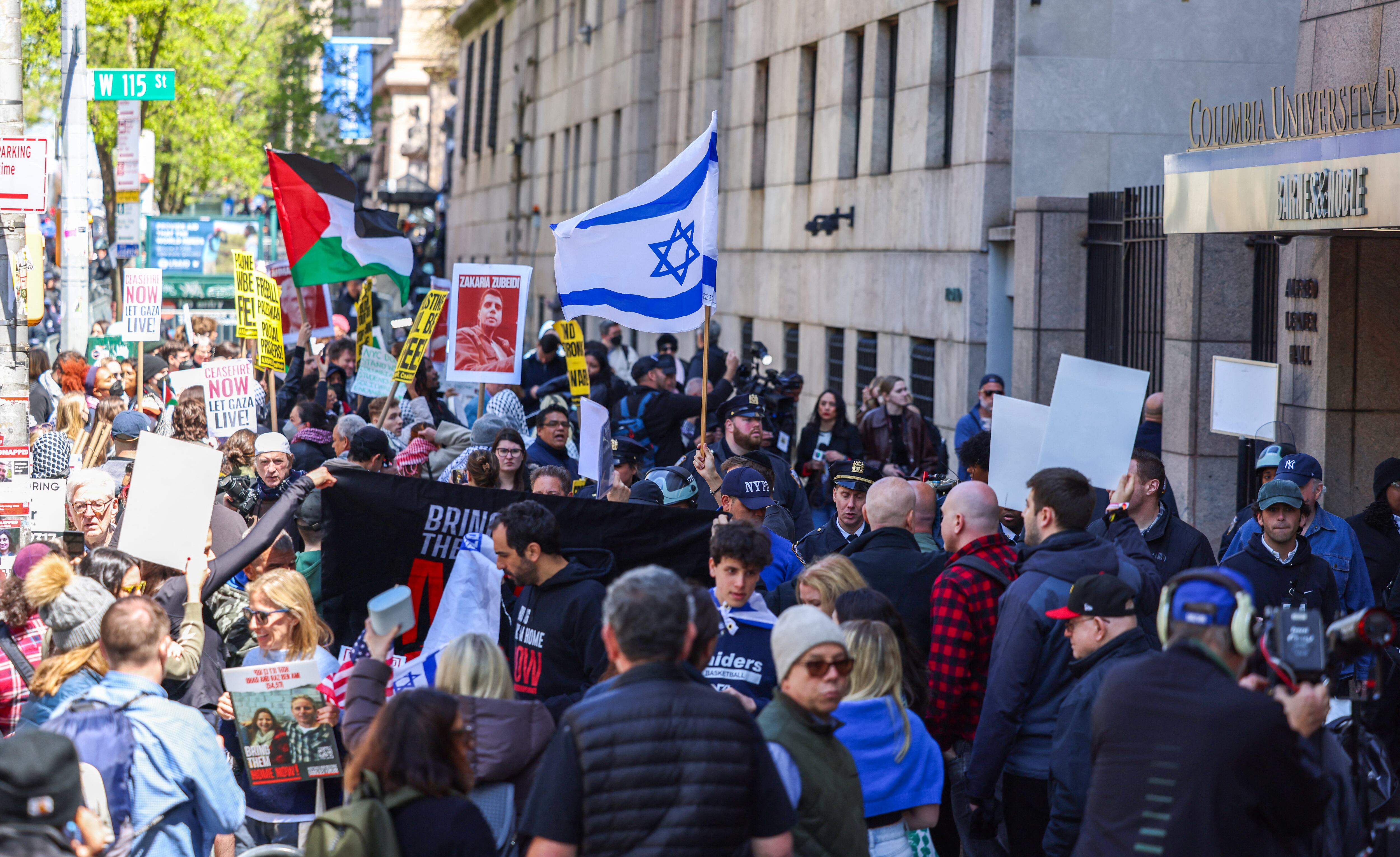 Pro-palestinos y pro-israelíes se enfrentan frente a la entrada de la Universidad de Columbia, ocupada por manifestantes pro-palestinos en Nueva York el 22 de abril de 2024. (Foto de Charly TRIBALLEAU / AFP)