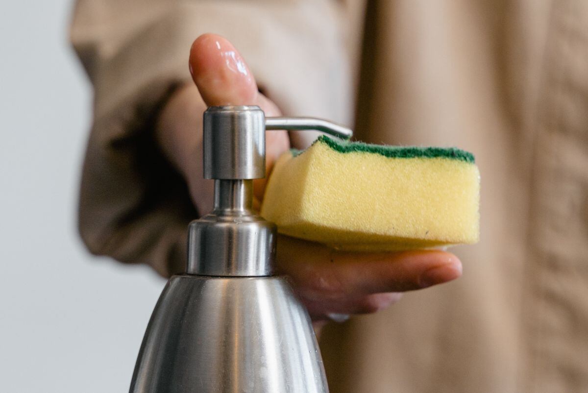 En solo 15 días de uso, la esponja de trastes acumula millones de hongos y bacterias. (Foto: MART PRODUCTION / Pexels)