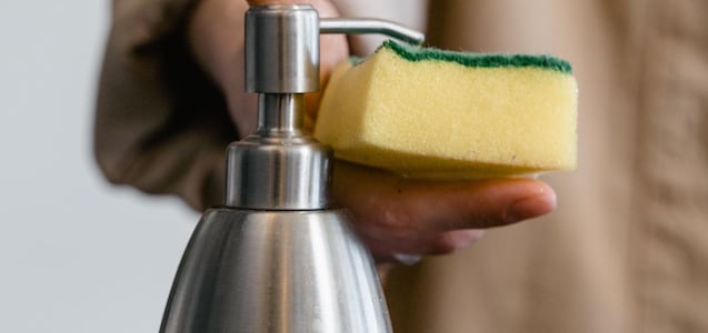 Por qué debes echarle sal a tu esponja de trastes dos veces por semana