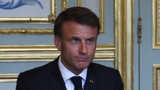 Macron recalca el apoyo a policías y bomberos en una visita nocturna a un cuartel
