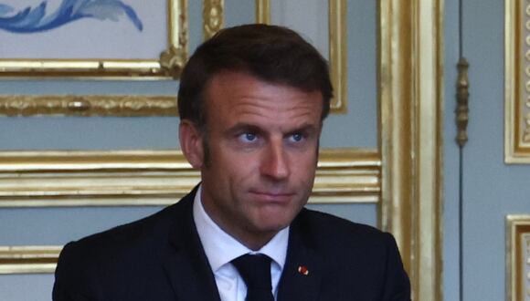 El presidente francés, Emmanuel Macron, asiste a una reunión en el centro de crisis de emergencia del Ministerio del Interior en París, el 2 de julio de 2023. (Foto de MOHAMMED BADRA / POOL / AFP)