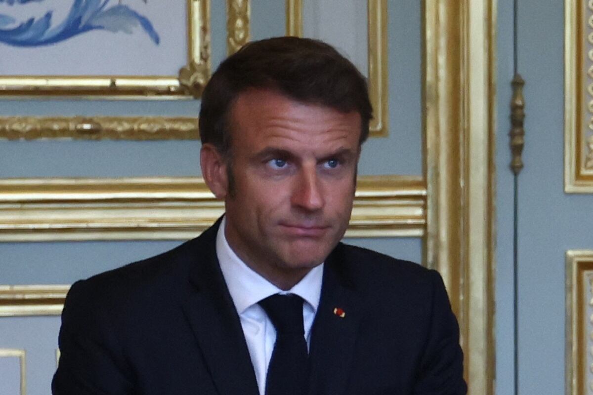 El presidente francés, Emmanuel Macron, asiste a una reunión en el centro de crisis de emergencia del Ministerio del Interior en París, el 2 de julio de 2023. (Foto de MOHAMMED BADRA / POOL / AFP)