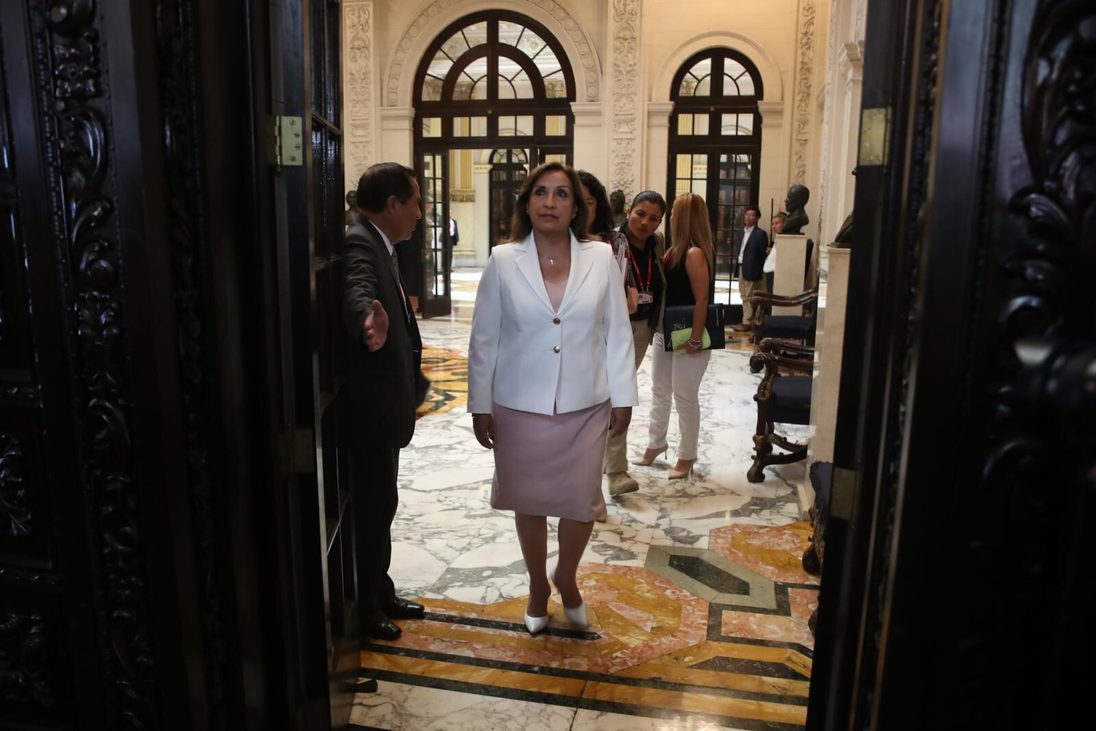 Tras asumir la Presidencia, Boluarte Zegarra emplazó a Chávez Chino a responder por el golpe de Estado perpetrado por Castillo. (Foto: EFE)