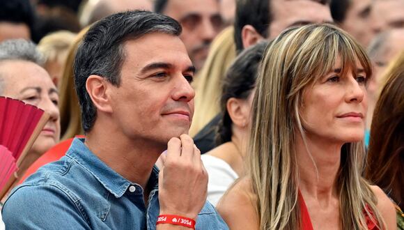El primer ministro español, Pedro Sánchez (izq.) y su esposa Begoña Gómez. (Foto de JAVIER SORIANO / AFP)
