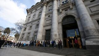 Ante alerta financiera, argentinos hacen largas filas para sacar ahorros de bancos
