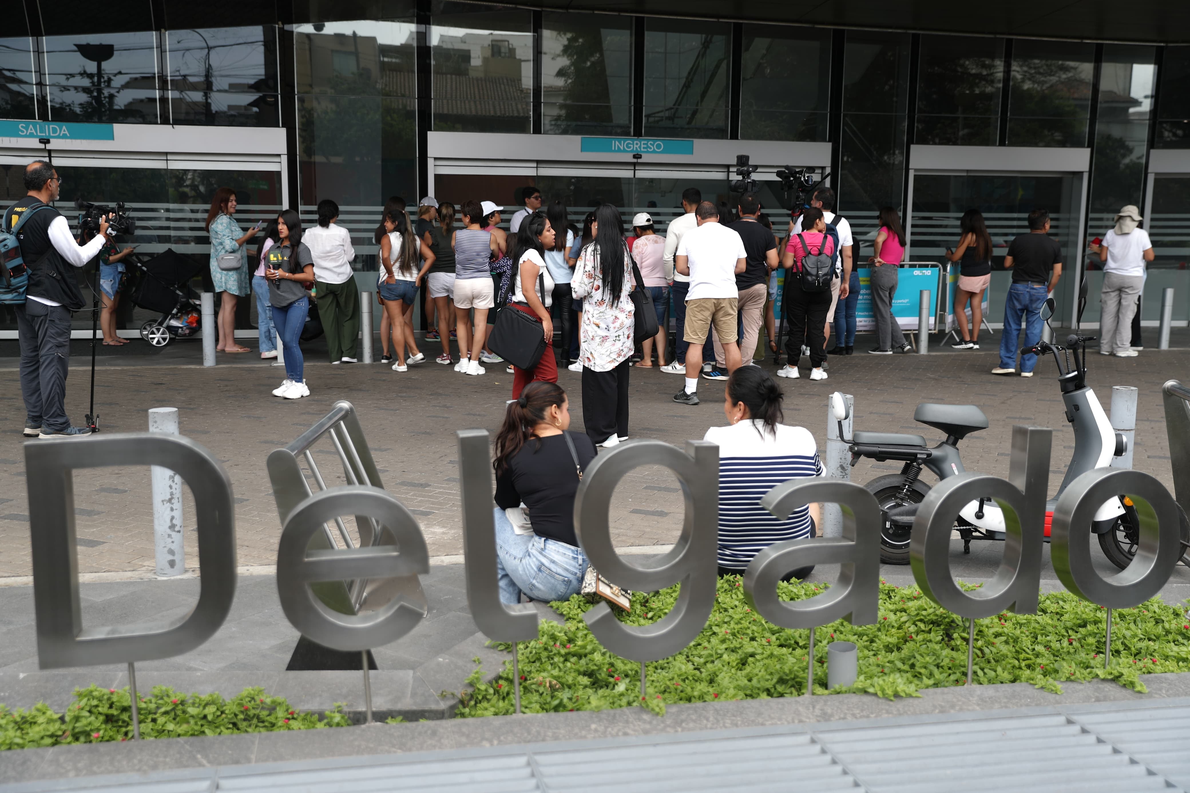 Se cancela el concierto de Shakira en el Estadio Nacional, algunos fans llegan a la clínica delgado donde estaría internándose la cantautora colombiana. Foto: Julio Reaño/@photo.gec