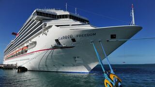 Atraca en Miami crucero Carnival Freedom, tercero en regresar con contagios de coronavirus