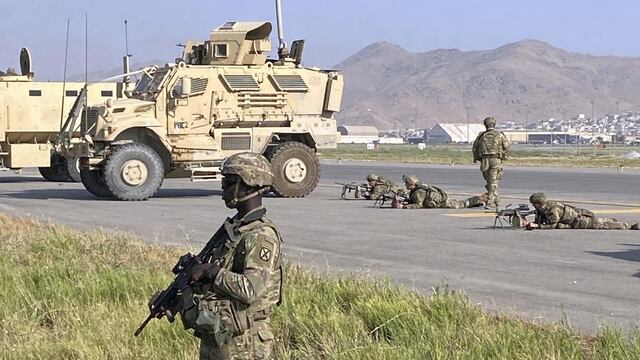 Afganistán: tropas de Estados Unidos controlan el aeropuerto de Kabul y los talibanes sus inmediaciones