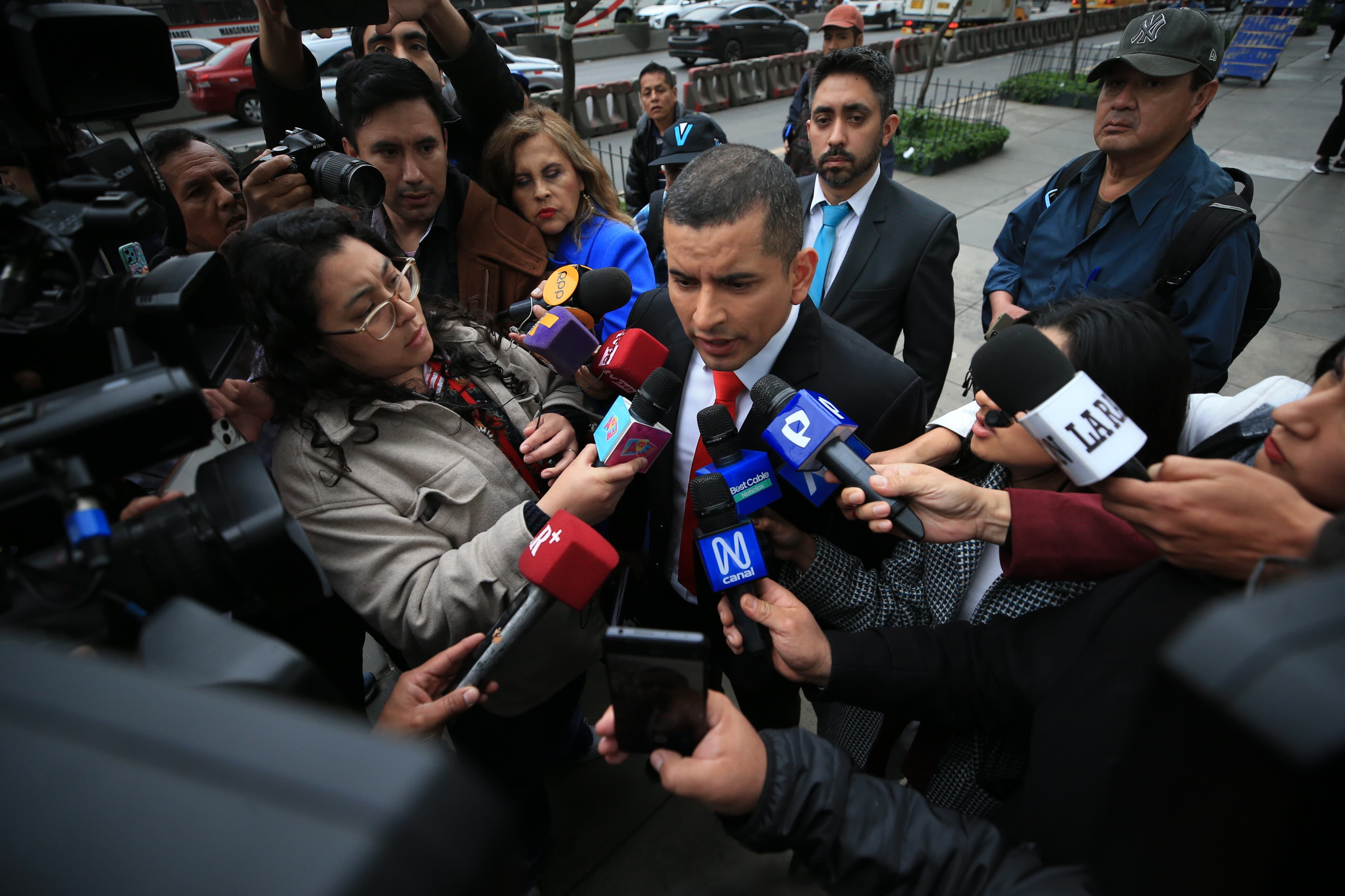 Elio Riera en su llegada a la sede principal de la Fiscalía. Foto: César Bueno.