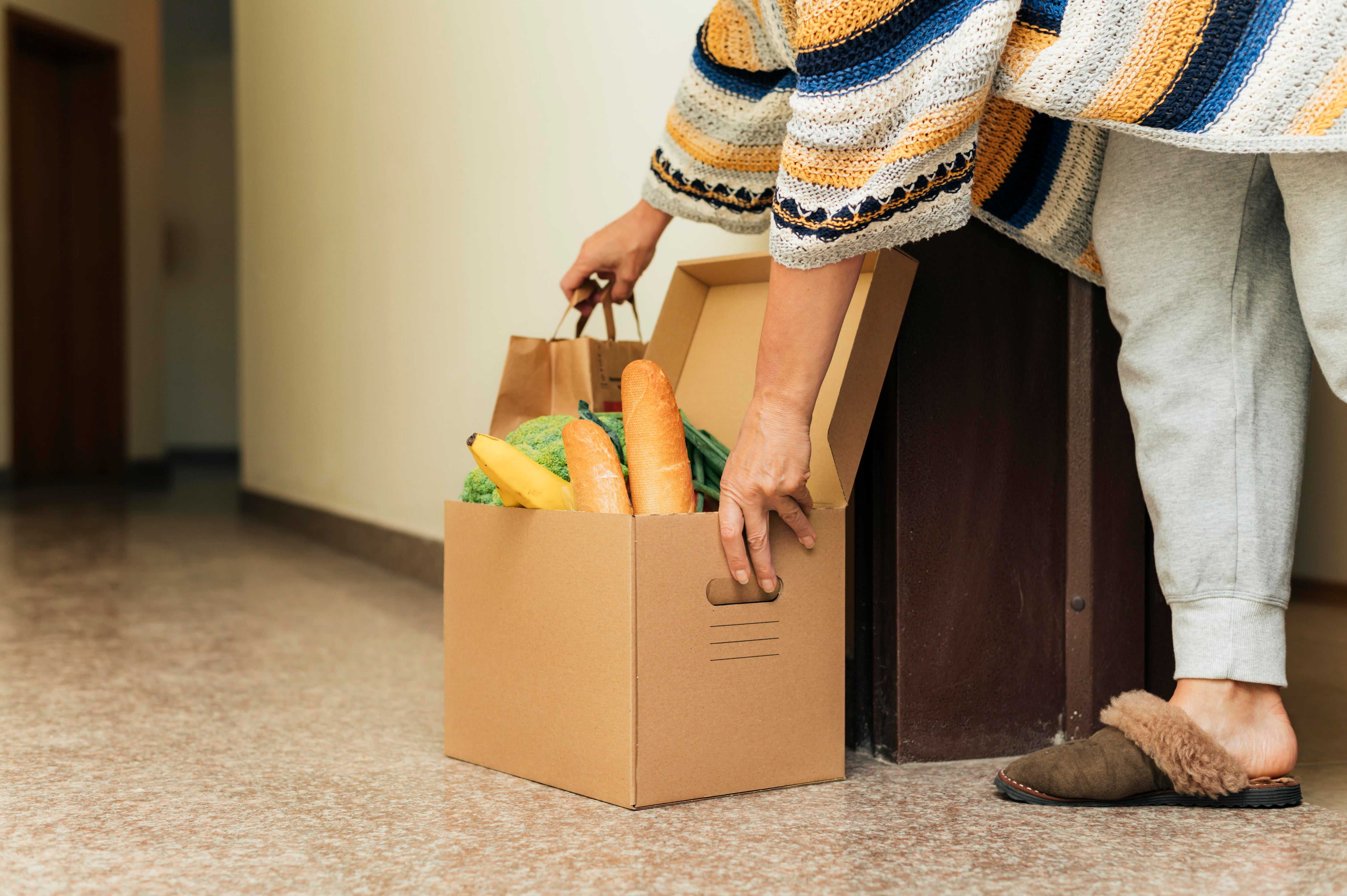 Se espera que cada persona interesada reciba una caja con varios kilos de alimentos. (Crédito: Magnific / Imagen referencial)