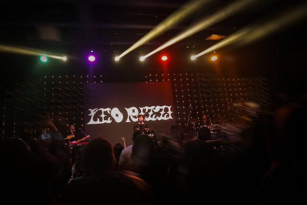 "No siempre quedará París". fue el primer tema con el que leo Rizzi abrió su show en Lima.