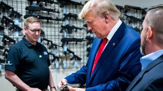 Trump dice que quiere comprar una pistola durante acto de campaña en Carolina del Sur