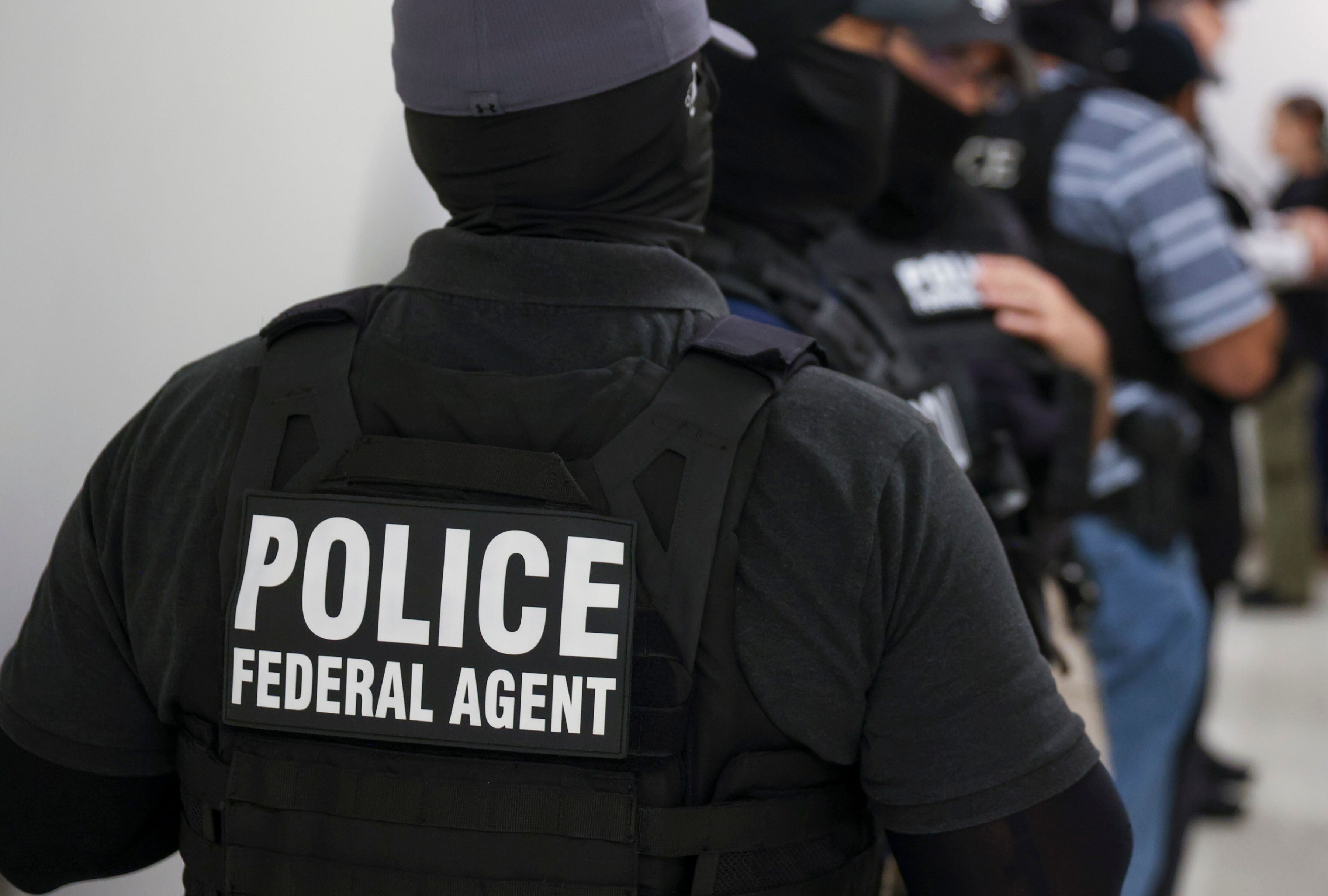 Agentes federales se encuentran afuera de las audiencias del tribunal de inmigración en Nueva York. (Foto: EFE/EPA/SARAH YENESEL)