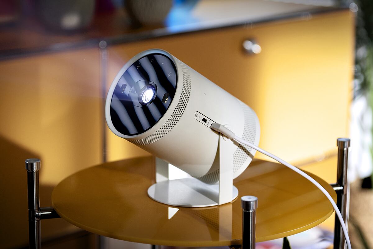 ¿Un proyector que gira a 180 grados? Conoce el Samsung Freestyle presentado en el CES 2022. (Foto: Samsung)