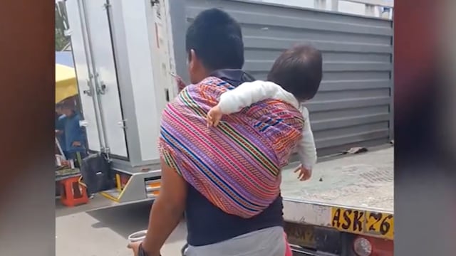 Día del Padre: Hombre vende mazamorra mientras carga a su hijo en la espalda
