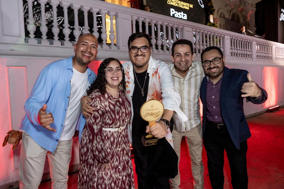 José Garma, Tricia Bernui, Anthony Vásquez, Juan Carlos Avellaneda y Vladimir Hurtado, de La Mar, festejan su triunfo en la categoría de mejor restaurante de comida marina.