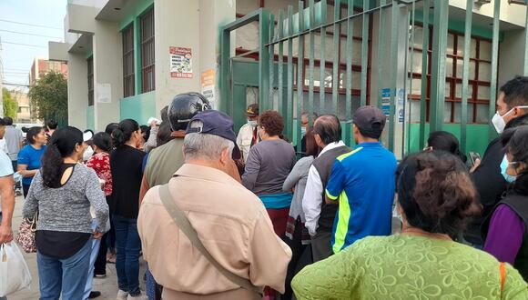 Anciana hizo cola durante varias horas, pero al final no pudo obtener una cita médica. (Foto: Referencial / El Comercio)