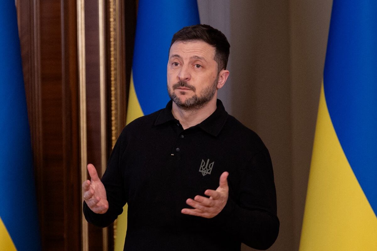 El presidente de Ucrania, Volodymyr Zelensky, hace un gesto mientras habla durante una conferencia de prensa en Kiev, el 17 de abril de 2025, en medio de la invasión rusa de Ucrania. (Foto de Tetiana DZHAFAROVA / AFP)