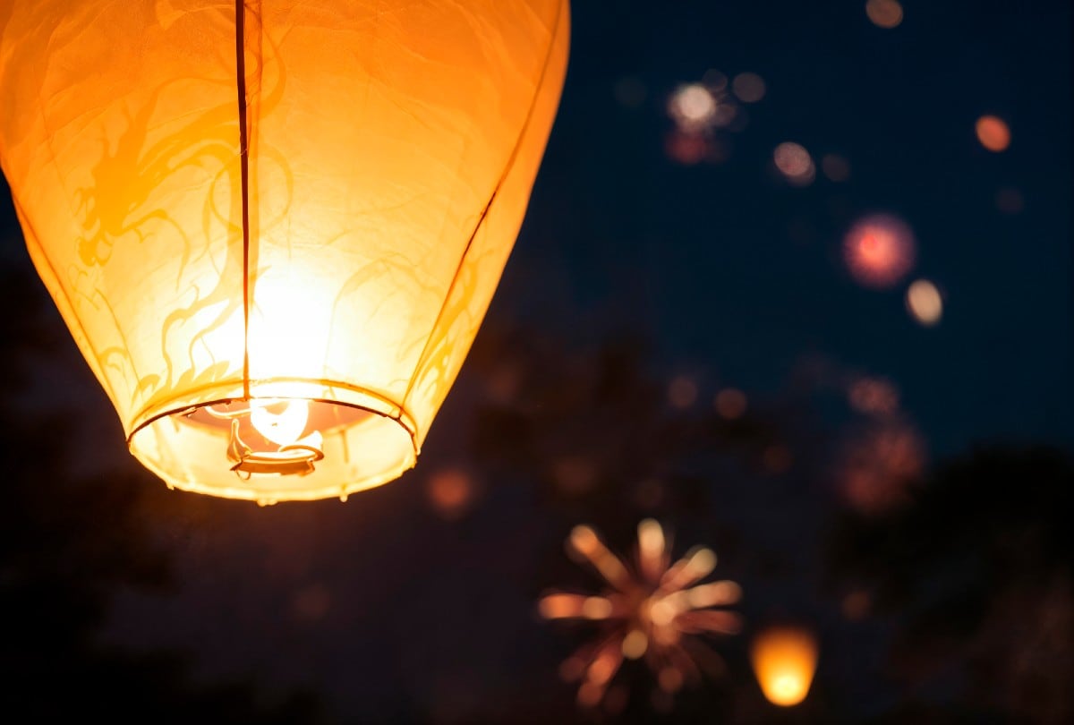 Los faroles LED biodegradables se han convertido en una opción mágica y segura para iluminar el cielo sin causar incendios. | Crédito: Freepik