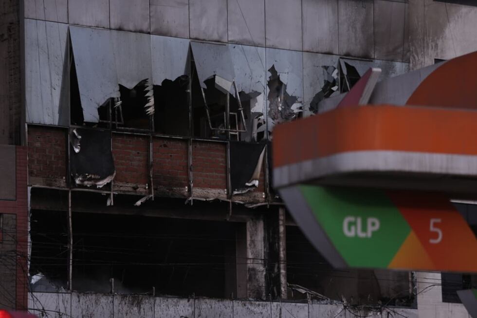 Un incendio de importantes proporciones se registró en la tarde del jueves 25 de diciembre en un edificio ubicado en la cuadra 11 de la avenida Francisco Pizarro, en el distrito limeño del Rímac. Foto: Cesar Bueno @photo.gec