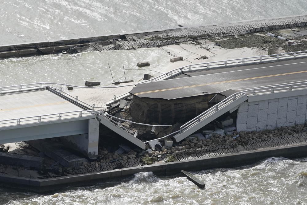 El huracán Ian destruyó una sección de la carretera que conduce a Sanibel, Florida, en el condado de Lee. (AP).