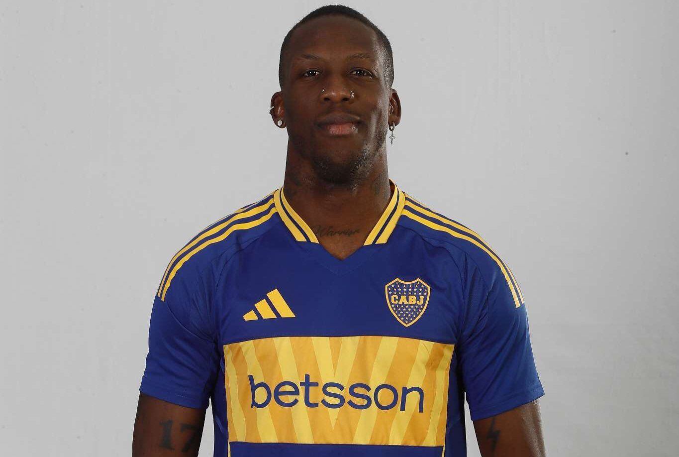 Según información del periodista Augusto César de ESPN, el futbolista peruano ya tiene avanzado el trámite burocrático.