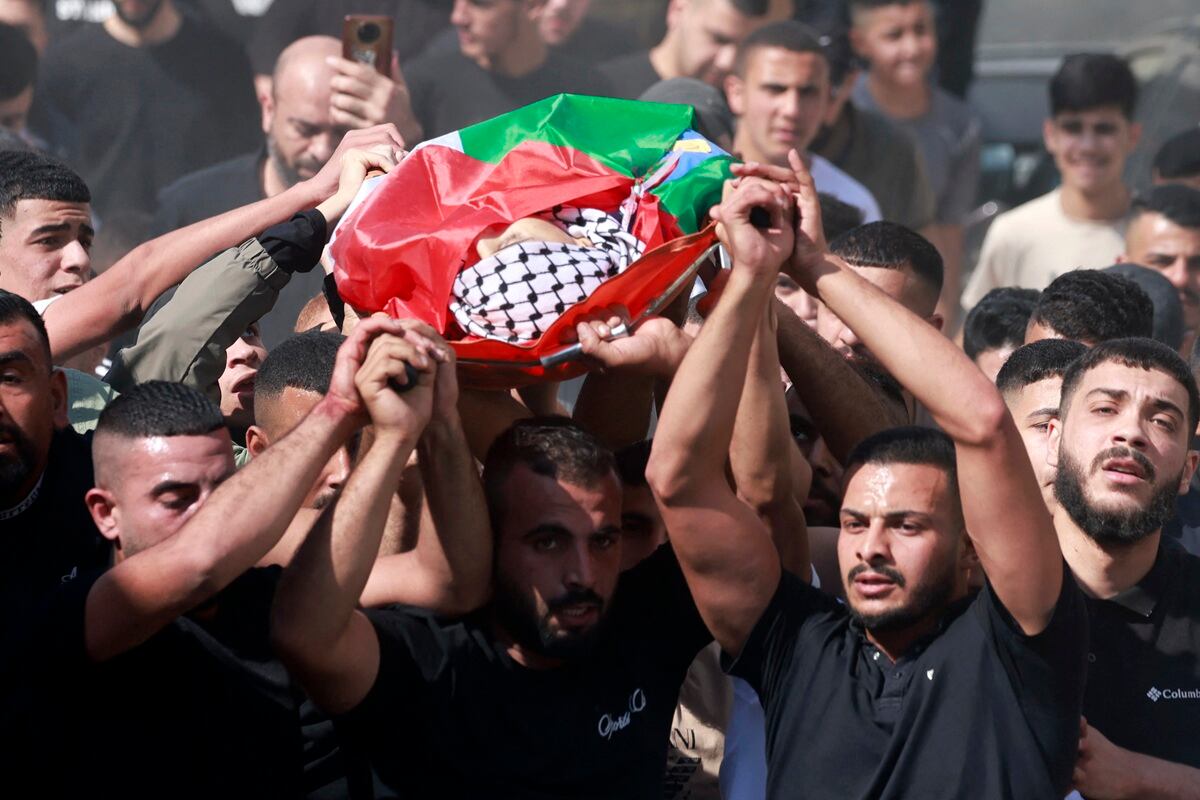 Dolientes portan el cuerpo del palestino Ahmad Drawsheh, de 26 años, quien fue asesinado por las fuerzas israelíes, en el campo de refugiados de Al-Faraa, cerca de Nablus en la Cisjordania ocupada, el 9 de noviembre de 2025. (Jaafar ASHTIYEH / AFP)