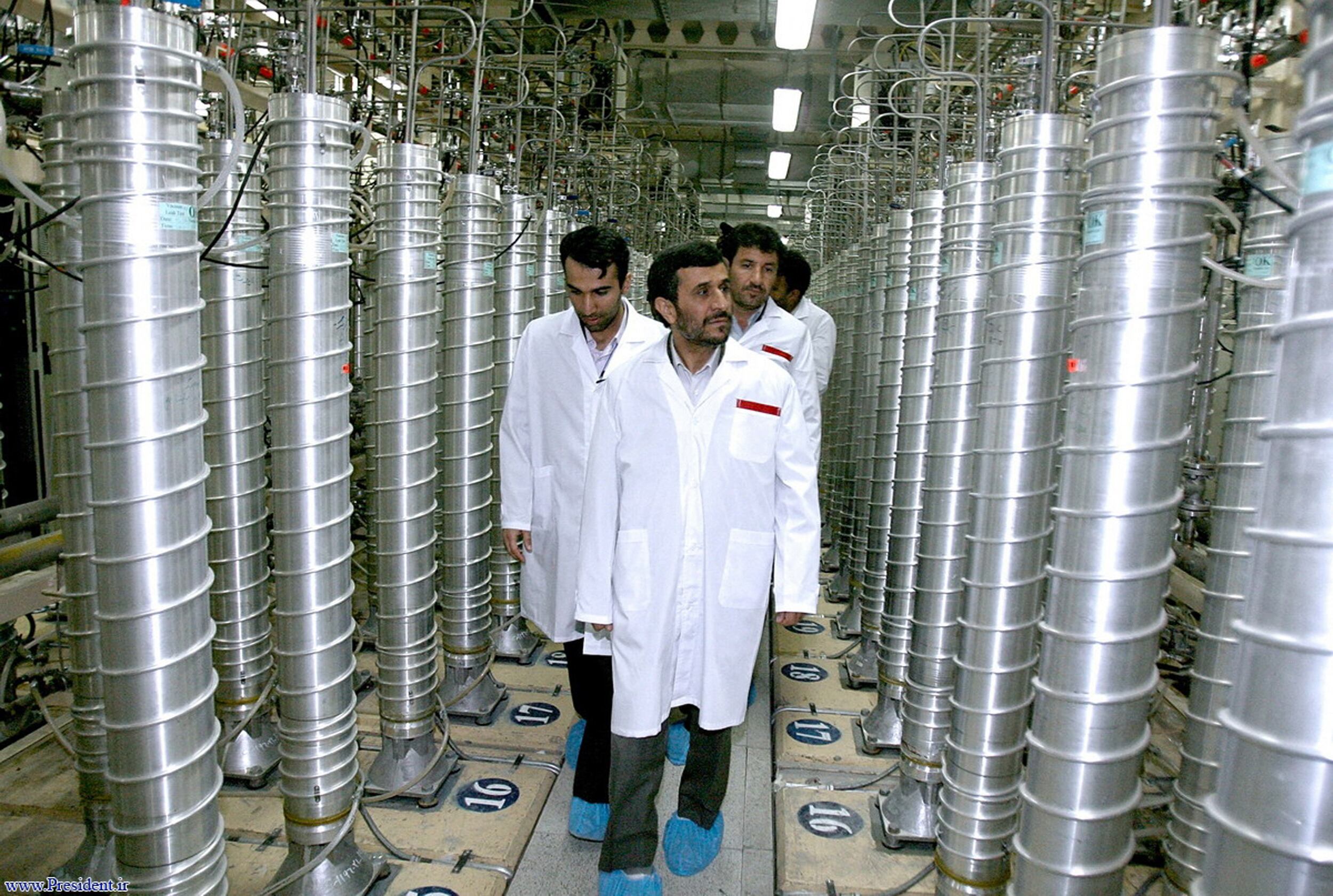 Una fotografía del 8 de abril de 2008 muestra al presidente iraní Mahmud Ahmadineyad visitando las instalaciones de enriquecimiento de uranio de Natanz. (AFP).