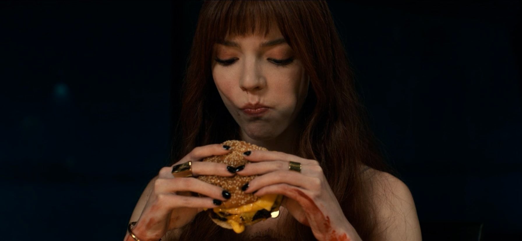 Margot comiendo la hamburguesa con queso que le preparó el chef de "El menú" (Foto: Searchlight Pictures)