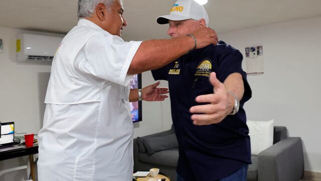 El candidato Mulino abraza al expresidente Martinelli en la embajada de Nicaragua en Panamá