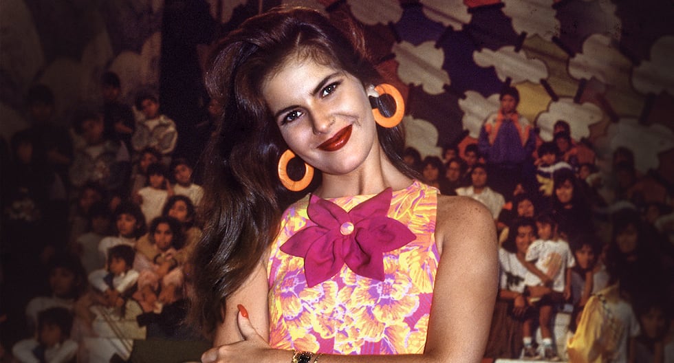 Mónica Santa María fue modelo y presentadora de tv. En la imagen, sonriente en el impresionante set que tuvo “Nubeluz”, en el coliseo Amauta (cercado de lima).