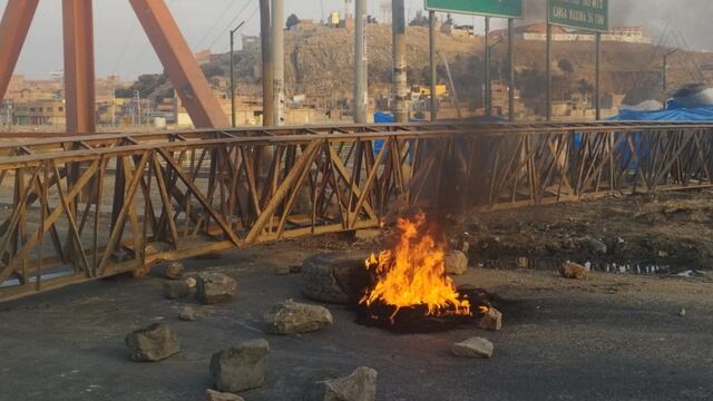 Puno: manifestantes bloquean puentes principales de Ilave exigiendo la renuncia de Dina Boluarte