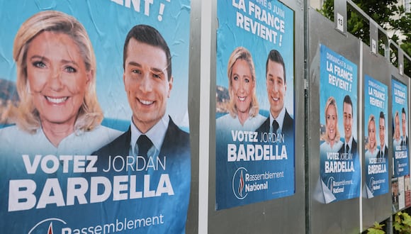 Carteles electorales del partido Agrupación Nacional con las fotografías de Marine Le Pen y Jordan Bardella. (Foto de Denis CHARLET / AFP).