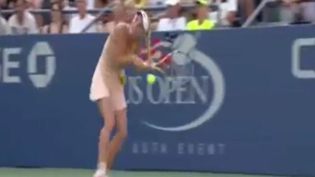 Wozniacki siguió jugando pese a enredarse cabello con raqueta