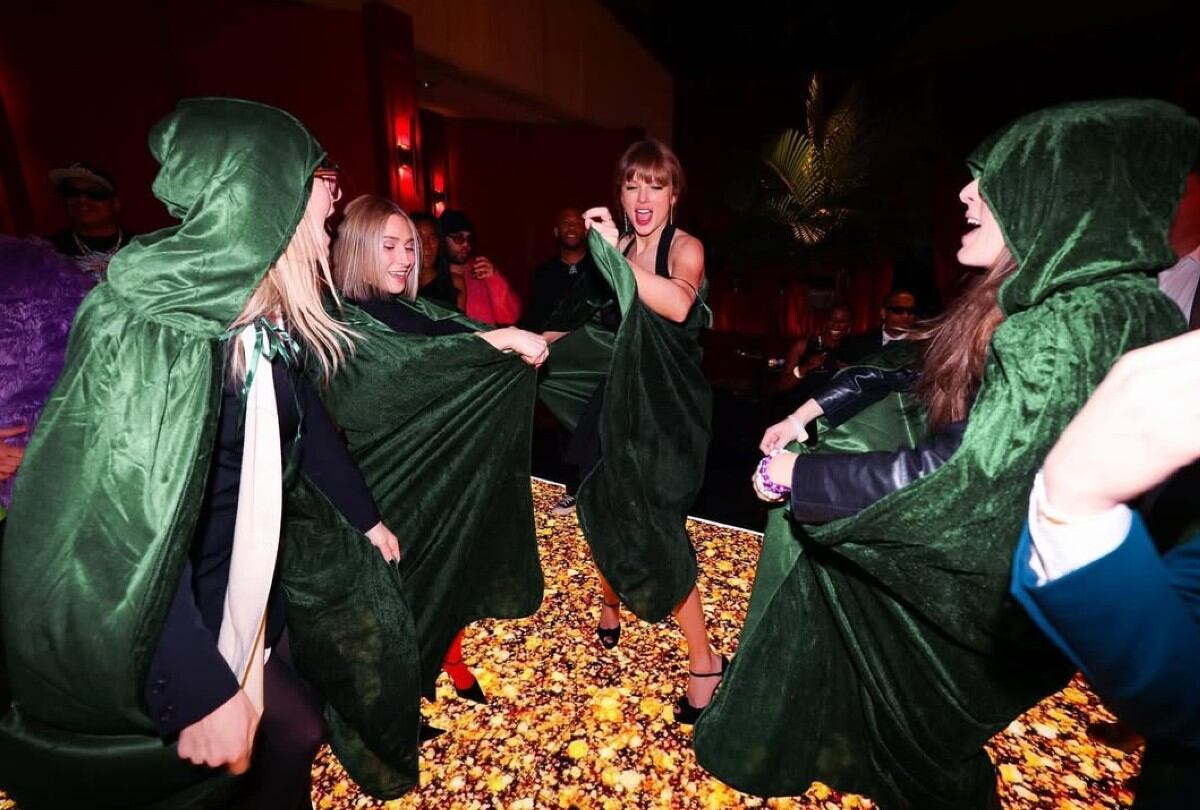 La vieja amiga de Swift, Ashley Avignone, publicó la foto de Swift recibiendo el sombrero 22 en una dulce presentación de Instagram. (Foto: Instagram @ashavignone)